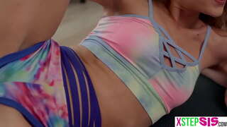 Küçücük adım kardeş ve ona sıkı arkadaş vardı stepbro almak bir unexpected boner için onları