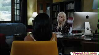 Avi Amore basta guardare Kenzie Taylor gode di leccare la sua figa