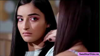 Alana Cruise a Emily Willis defnyddiwch gilydd tafod i orgasm