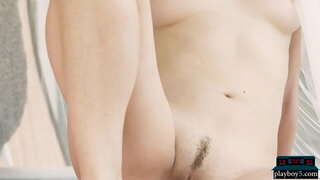 Молодая нежная модель блондинка показывает свое потрясающе упругое тело с горячей попкой