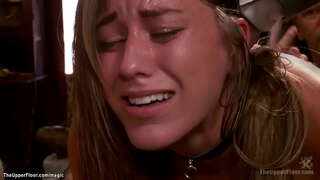 Iqinisiwe brunette slave kwi-lingerie Rilynn Rae squating kwi vibrator kwi intonga kwaye vibrating ezimbini sluts ke nge-i-casey Calvert anal fucked e bdsm iqela kwikona Ephezulu Floor