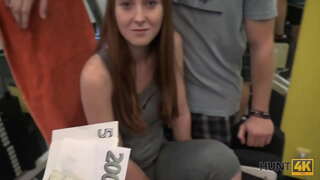 HUNT4K. Cuckold pro pecunia, patitur venator ad irrumabo eius GF in vacuum gym