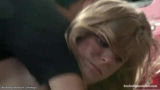 Lorem flava Denarium Pax visitationes insani mechanic Tommy Pistol illa occurrit ad medens, sed ipse overpowers eius et futuit, cum ingens gallus omnes super eius tabernam