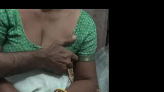 El paso de la madre con su caliente hijo de compartir cama individual