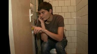 Imríonn sí le mór dick ar lad