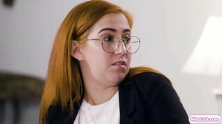 Топла русокоса и нејзиниот busty партнер во криминал се планира нивната следна голема цел.Одеднаш,нејзиниот казнување службеник пристигнува и го истражи нејзиниот партнер.Тие дејствуваат како двојка и докаже на службеникот.Тие се започне бакнување и лижење едни од други пичка.