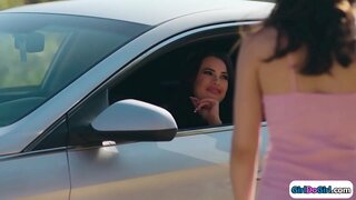 Tri super poeth coleg merched yn gwneud allan ar y gwely.Mae dau ohonynt yn sugno ar eu redhead ffrindiau titw cwmni cyn i un licks ei 19yo gfs pussy tra bod y facesitting redhead.Y ferch teen yn bwyta pussy ac yna maent yn rhwbio ei gilydd pussy nes eu bod yn cum