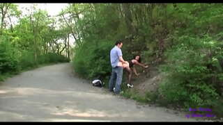 Prima che si toccano in un bar e poi vanno a scopare nei giardini pubblici