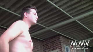 Roscate swinger din cozi Nicole S masarea ei knockers mare, suge doua pule și obținerea facialized în trei